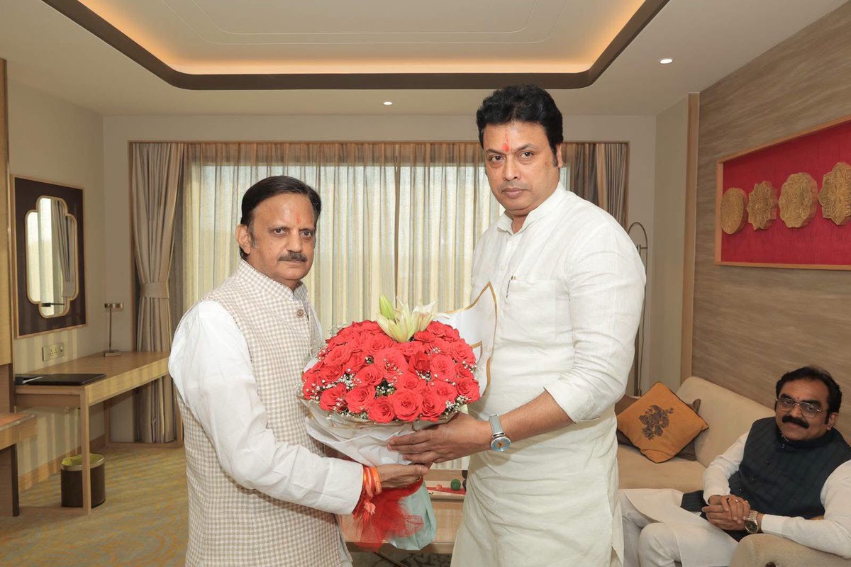 BjpBiplab's tweet photo. मध्य प्रदेश के यशस्वी उपमुख्यमंत्री श्री जगदीश देवड़ा जी, राजेन्द्र शुक्ला जी व प्रदेश के वरिष्ठ भाजपा नेता व मध्य प्रदेश सरकार में कैबिनेट मंत्री श्री कैलाश विजयवर्गीय जी से भोपाल पहुँचने पर मुलाकात हुई। https://t.co/tsNwNlLZ0k