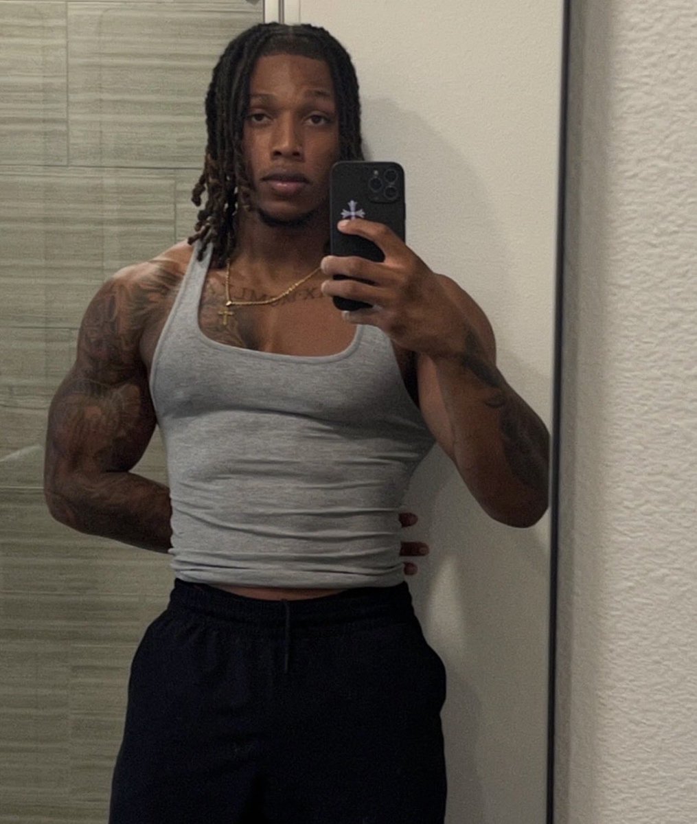 nastydreadsrp's tweet photo. Dreveon Hamilton. 24 years young. London born. Currently living in NYC. Personal trainer trying to make a living. Part time influencer. Makes music on the side. Tattoo enthusiast. Homebody despite what people think. Straight and not looking. Kinks are beyond extreme. HMU. https://t.co/JDW9J0rMdf