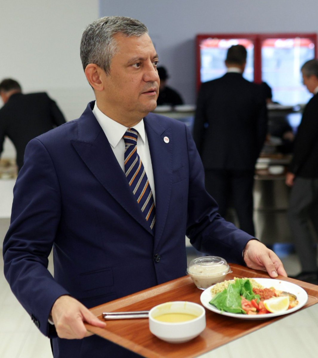 gulsum_khrmn's tweet photo. Özgür Özel akşam yemeğini genel merkezde yedi.

Afiyet bal,şifa olsun.🥰 https://t.co/6s3tIAqSJo