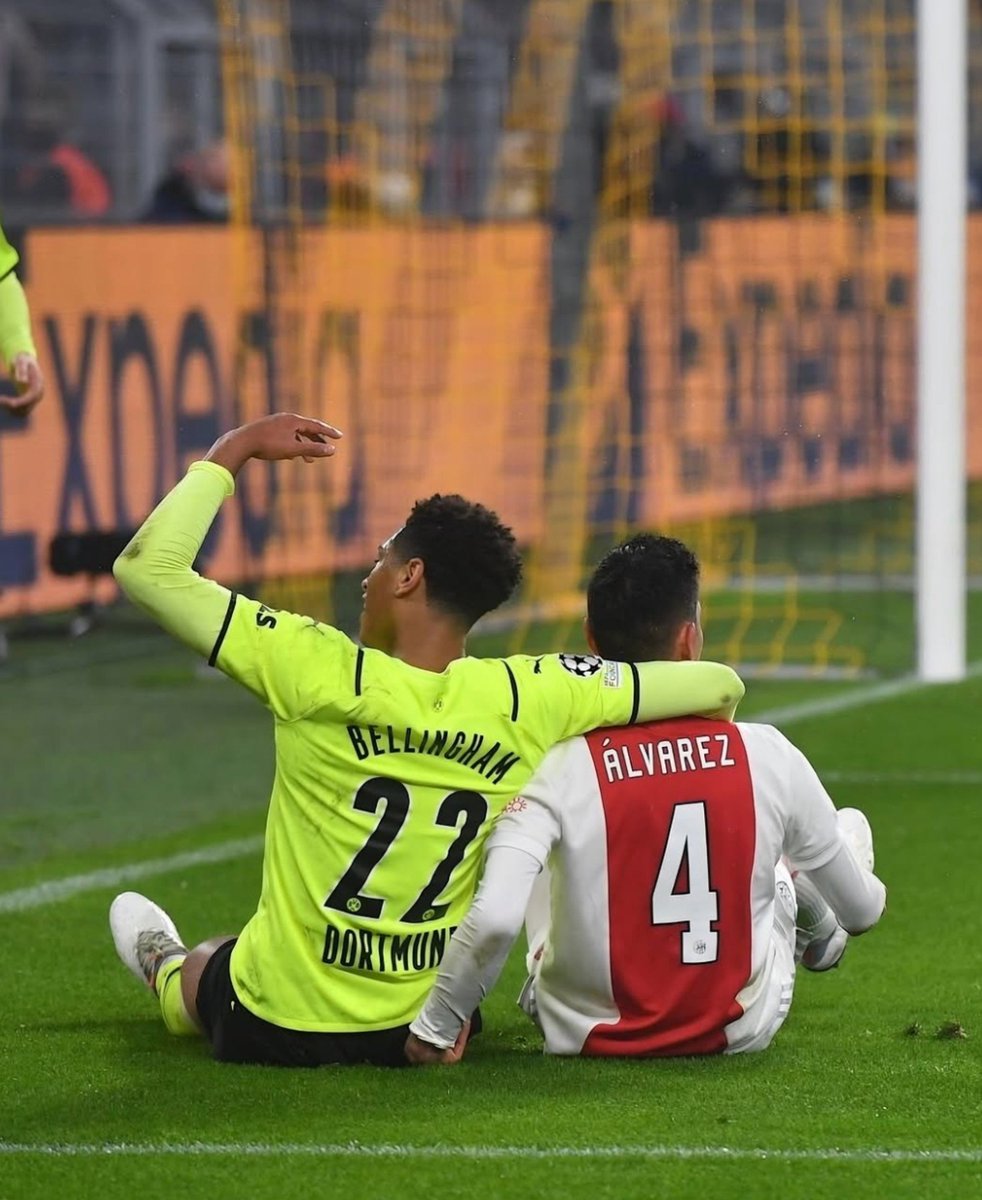 MiliCer9's tweet photo. Qué risa ver estas fotos de Edson junto a Jude https://t.co/Xuyq0umB5X