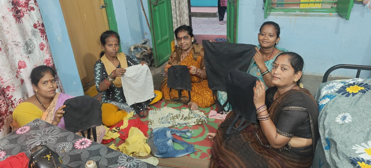 nac_aska1's tweet photo. SHG members stitching bag to sell to local Shopkeepers at Asika Municipality.
Ban on Single Use Plastic..
We will care to our Earth.
A small pratice to avoid polythene.
#SHS2026
#SwachhataHiSeva2026 
@SwachhBharatGov 
@swachhbharat 
@HUDDeptOdisha 
@MoHUA_India 
@Ganjam_Admin https://t.co/a03M3adCho