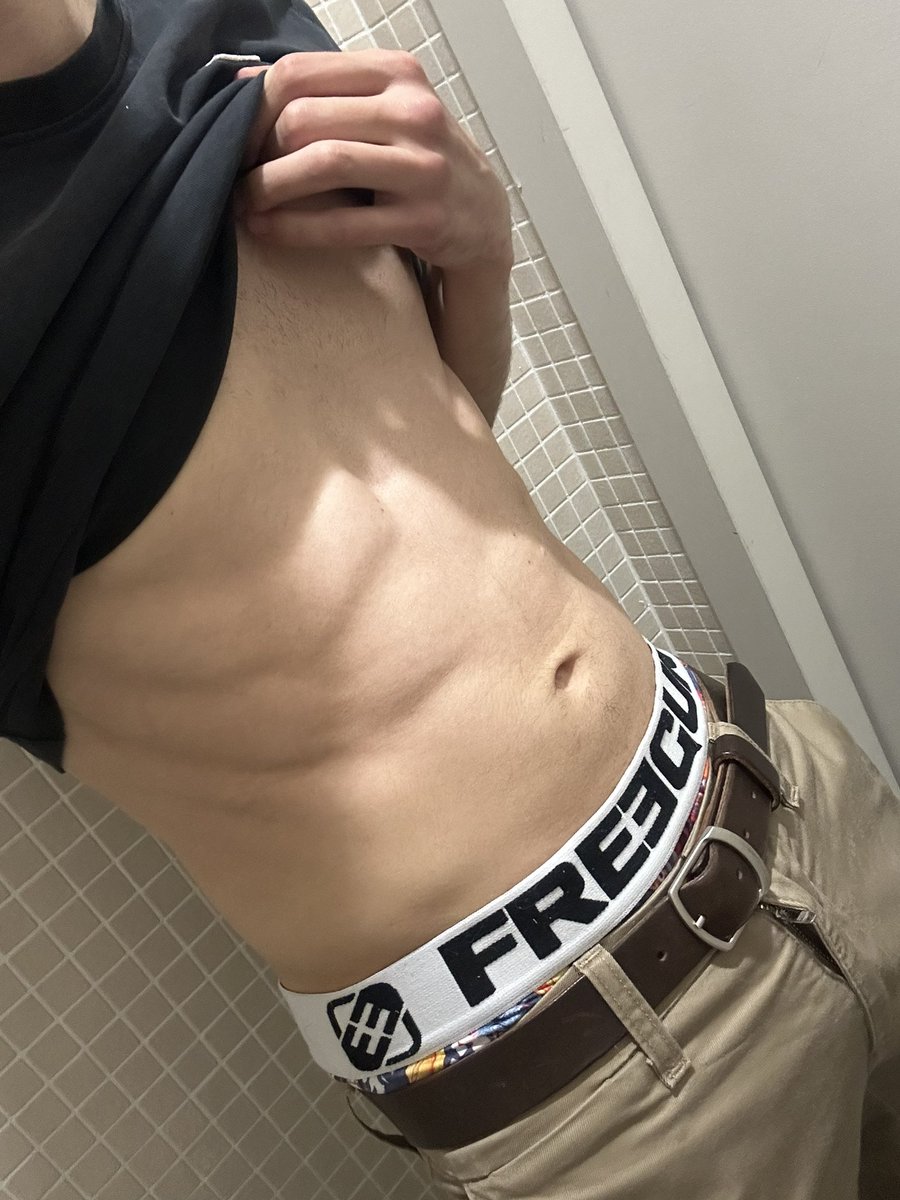 loveurfreegun's tweet photo. Toujours le freegun qui dépasse du pantalon https://t.co/wXvcQEHVOO