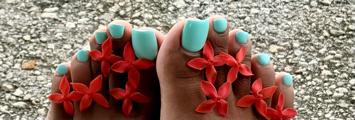 Qyraely's tweet photo. Fresh pedi, fresh energy 💅🏾🌺

#Feet #PrettyFeet #Pedicure #FreshPedi #Toes #ToeNails #ToeNailArt #PedicureInspo #FootModel #FeetPics #PrettyToes #NailArt #TropicalVibes #FlowerNails #SelfCare https://t.co/JLedJ1kWME