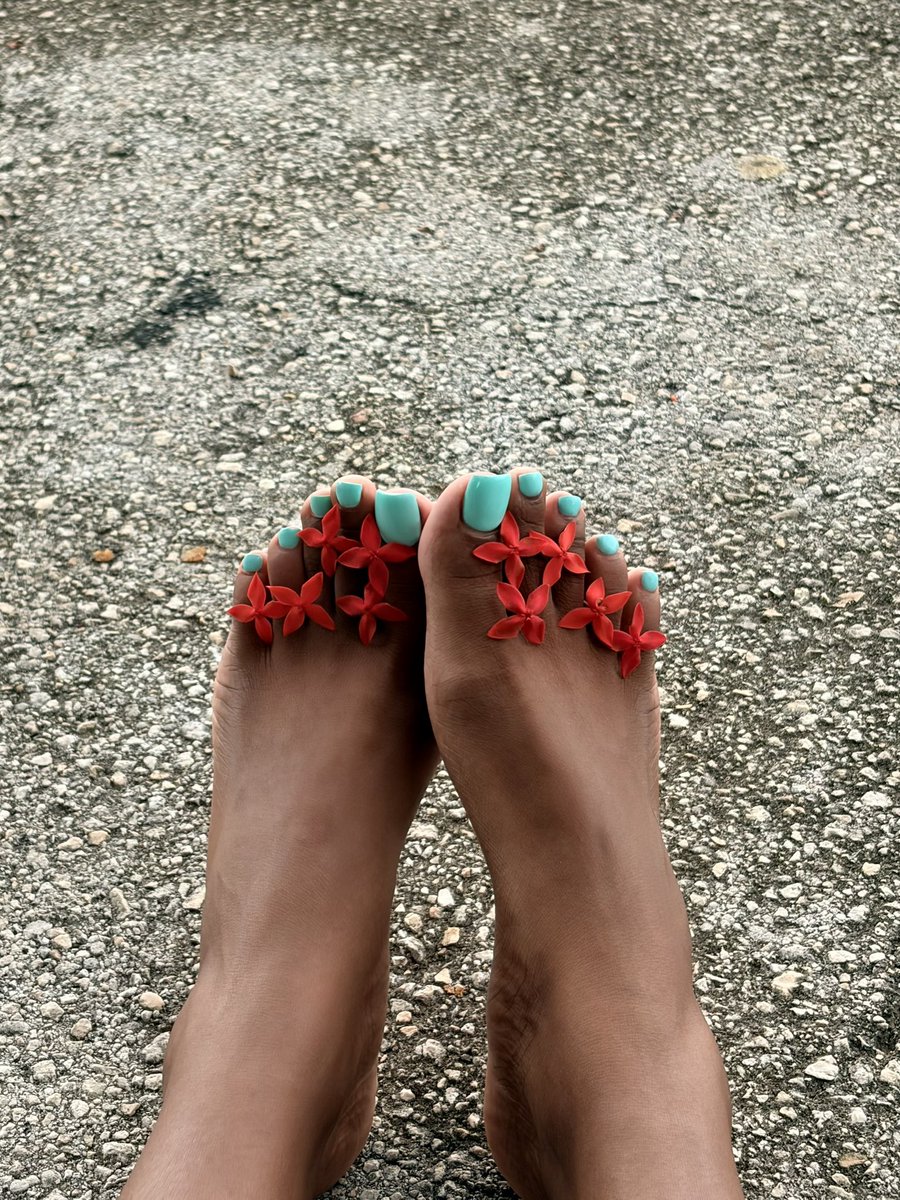 Qyraely's tweet photo. Fresh pedi, fresh energy 💅🏾🌺

#Feet #PrettyFeet #Pedicure #FreshPedi #Toes #ToeNails #ToeNailArt #PedicureInspo #FootModel #FeetPics #PrettyToes #NailArt #TropicalVibes #FlowerNails #SelfCare https://t.co/JLedJ1kWME