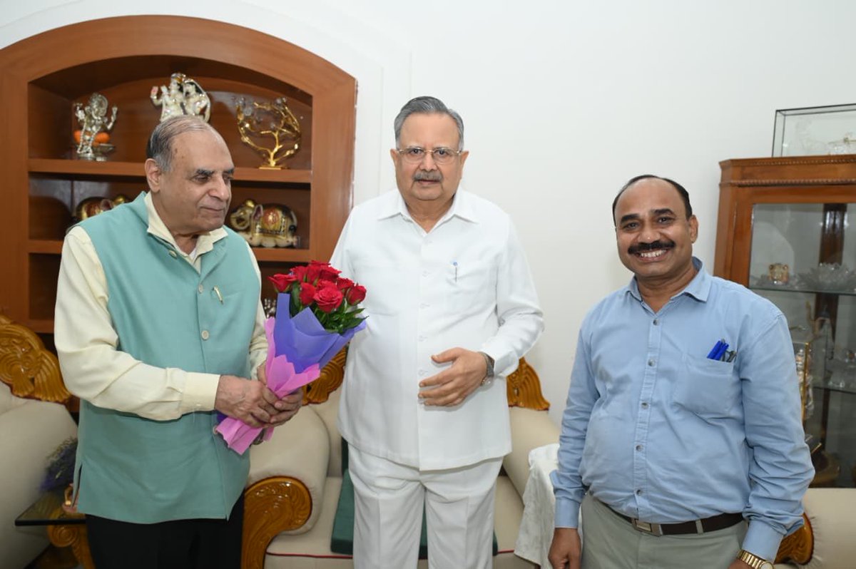 alokmehtaeditor's tweet photo. नक्सल आतंक से मुक्ति में डॉ॰ रमन सिंह की भूमिका भी महत्वपूर्ण रही है । मुख्यमंत्री के लंबे अनुभव के बाद वह छत्तीसगढ़ विधान सभा के अध्यक्ष हैं । माओवाद का मुक़ाबला लोकतंत्र से ही संभव है । इसलिए रमन सिंह जी से मिल बातचीत कर अच्छा लगा । शुभकामना । https://t.co/2C3On8AFEo