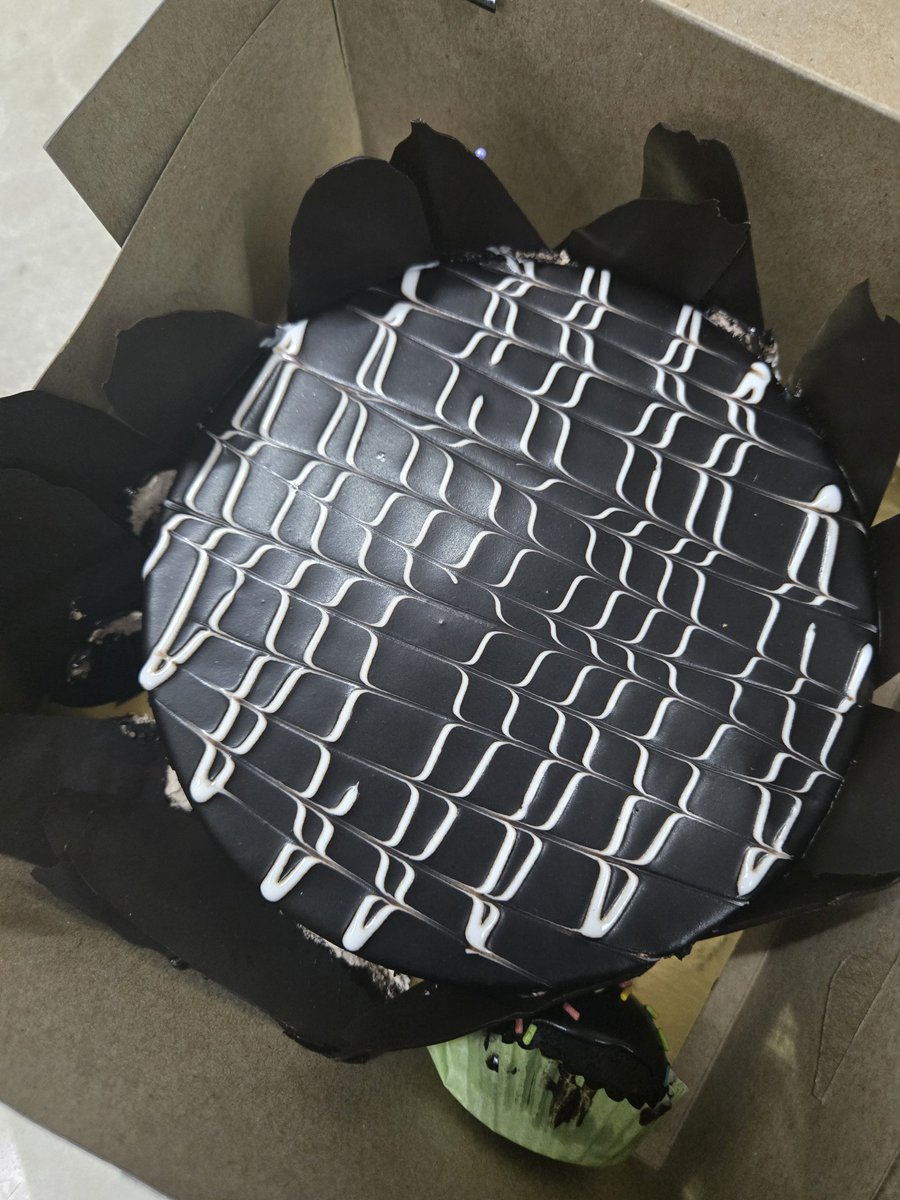 aarushpal123's tweet photo. @SwiggyCares Squished cake order delivered, rider ran away https://t.co/8YmC8160mj