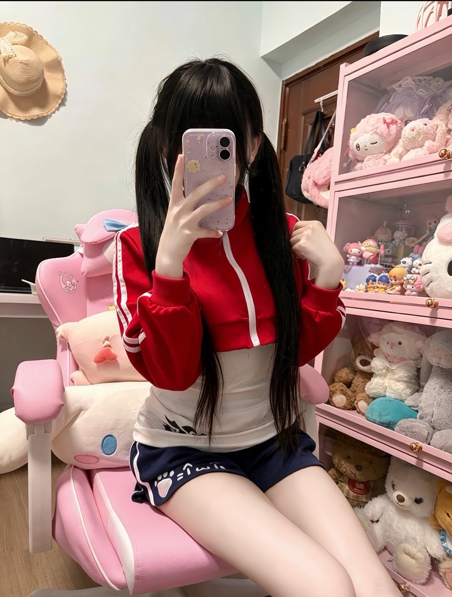 NancyLewisqbev's tweet photo. x在宿舍不知道干嘛好还是上供吧

有人想锐评一下我的燥福嘛 🥹   

看完不许瞎说，赶紧看，我要删了 https://t.co/dJPPDSFEty
