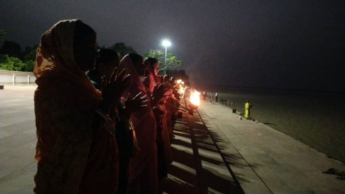 gangajata's tweet photo. #बिहार_भागलपुर_बरारी_सीढ़ि_घाटपर #हर_संध्या_श्रीगंगामहाआरती आयोजित कर   #जलीय_जीव_डाॅल्फिन_संरक्षण #स्वच्छता_अभियान,अपने अपनें पितरों के उद्धार के लिए श्रीमद्भागवती श्रीगंगाजी का पूजन अर्चन वंदन नित्य भक्ति सेवा कर अनुग्रहित होते रहें।
#शास्त्र_विधिसे_श्रीगंगाजलकी_स्वच्छता_रहेगी। https://t.co/8SHb5n2vhU