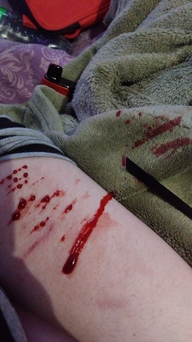 Shizukachap's tweet photo. FAKE SFX HALLOWEEN MAKE UP :3 #shhtwt #slittwt #shed https://t.co/Afwu1c3lwr