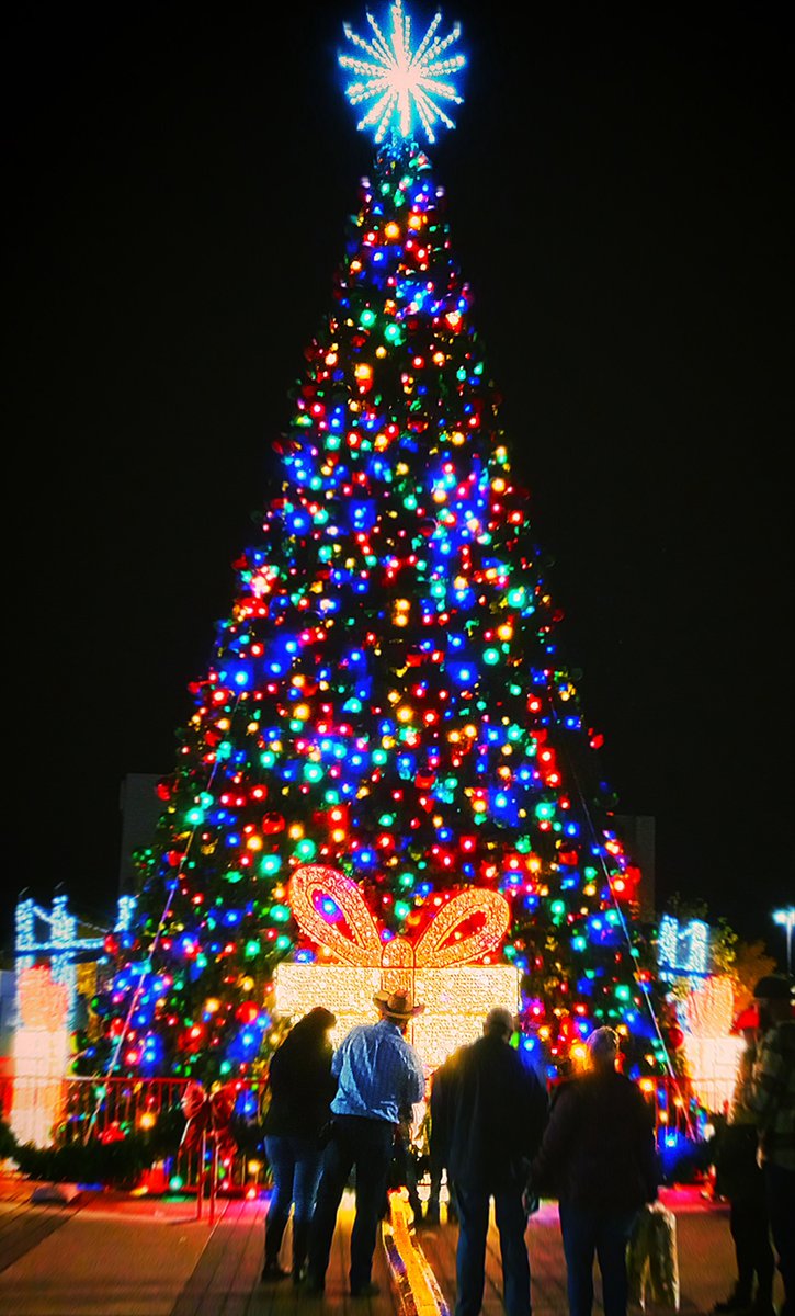 midwestern_ope's tweet photo. There are only two seasons after summer:

Fitzgerald season                           Christmas https://t.co/gm5dLthbCC