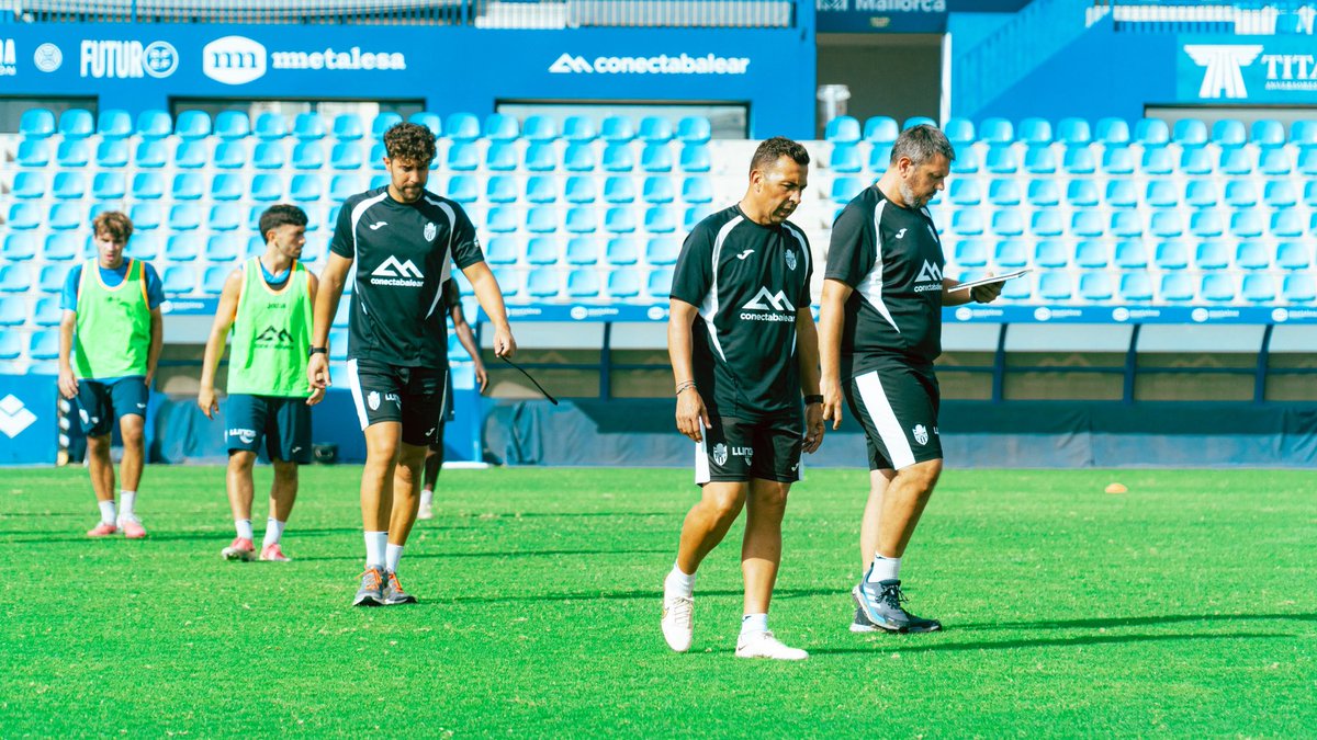 ATBxtra's tweet photo. 🗣️ Óscar Troya, entrenador de l'@atleticbalears, a @SERdepbaleares:

"Entenc i respect l’opinió de tothom. Jo crec que la tensió que viu el balearico ve vinculada al final de la temporada passada".

"Arribam amb una plantilla i un cos tècnic nous, i la falta de resultats penalitza, però nosaltres ens deixarem la vida per revertir la situació".