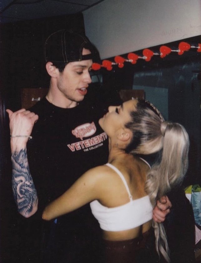 TeamArianaBE's tweet photo. #INFO: Pete Davidson DÉFEND Ariana dans une nouvelle interview pour Variety :

« Ariana est super cool putain et une fille incroyable et extrêmement talentueuse. On ne se parle plus ni rien de ce genre, mais on va bien… Je n’aime pas du tout (les attaques en ligne), ce n’est pas cool. Mais c’est une personne très forte et elle sait gérer ce genre de situation, elle va s’en sortir, mais je trouve tout ça de la merde. »