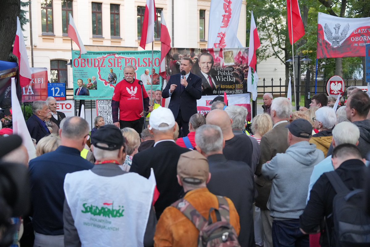 KlubyGP's tweet photo. Dziś w miasteczku przed Trybunałem Konstytucyjnym kolejne spotkanie w ramach Akademii Wymiaru Sprawiedliwości 🇵🇱 Tym razem gościem był prof. @CzarnekP 

Kluby „Gazety Polskiej” niezmiennie na miejscu!

📸 Fot. Bartek Kalich

🤝 Wesprzyj #KlubyGP 👉 https://t.co/S3iEZXqg7Z
✉️ Dołącz do nas: klubygp@gazetapolska.pl