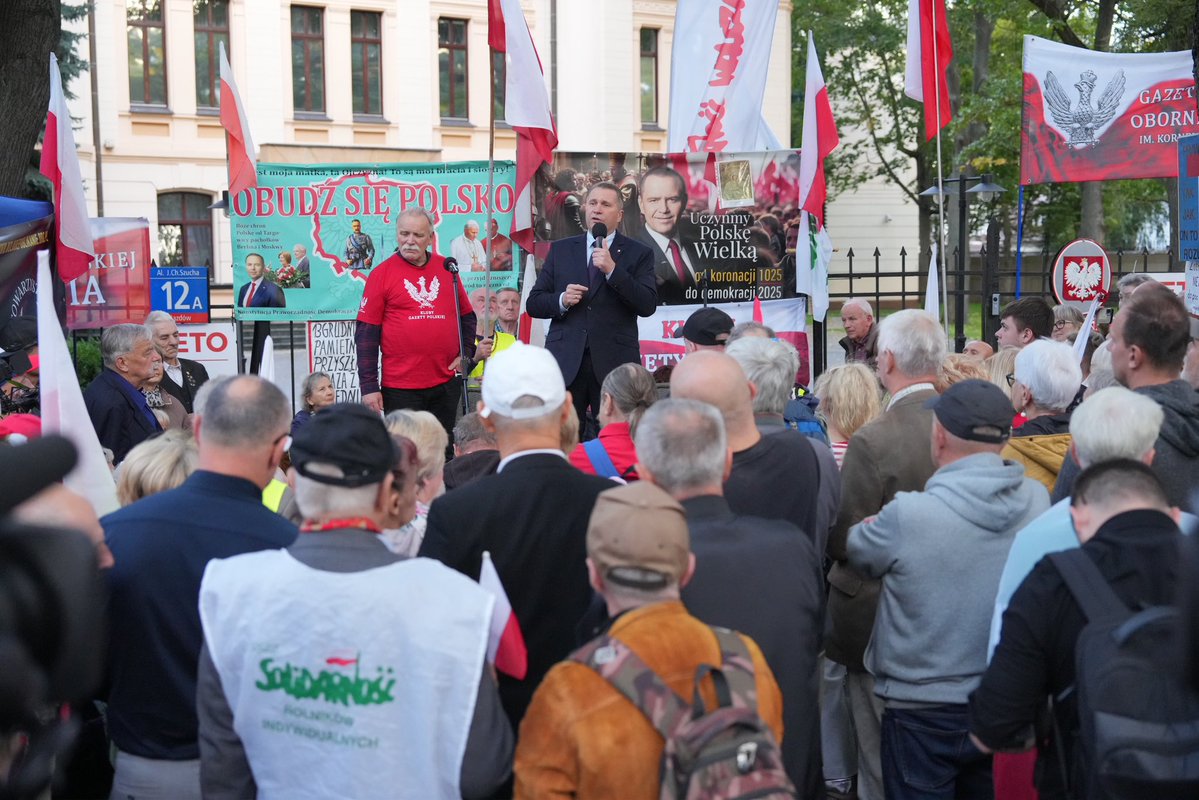 KlubyGP's tweet photo. Dziś w miasteczku przed Trybunałem Konstytucyjnym kolejne spotkanie w ramach Akademii Wymiaru Sprawiedliwości 🇵🇱 Tym razem gościem był prof. @CzarnekP 

Kluby „Gazety Polskiej” niezmiennie na miejscu!

📸 Fot. Bartek Kalich

🤝 Wesprzyj #KlubyGP 👉 https://t.co/S3iEZXqg7Z
✉️ Dołącz do nas: klubygp@gazetapolska.pl