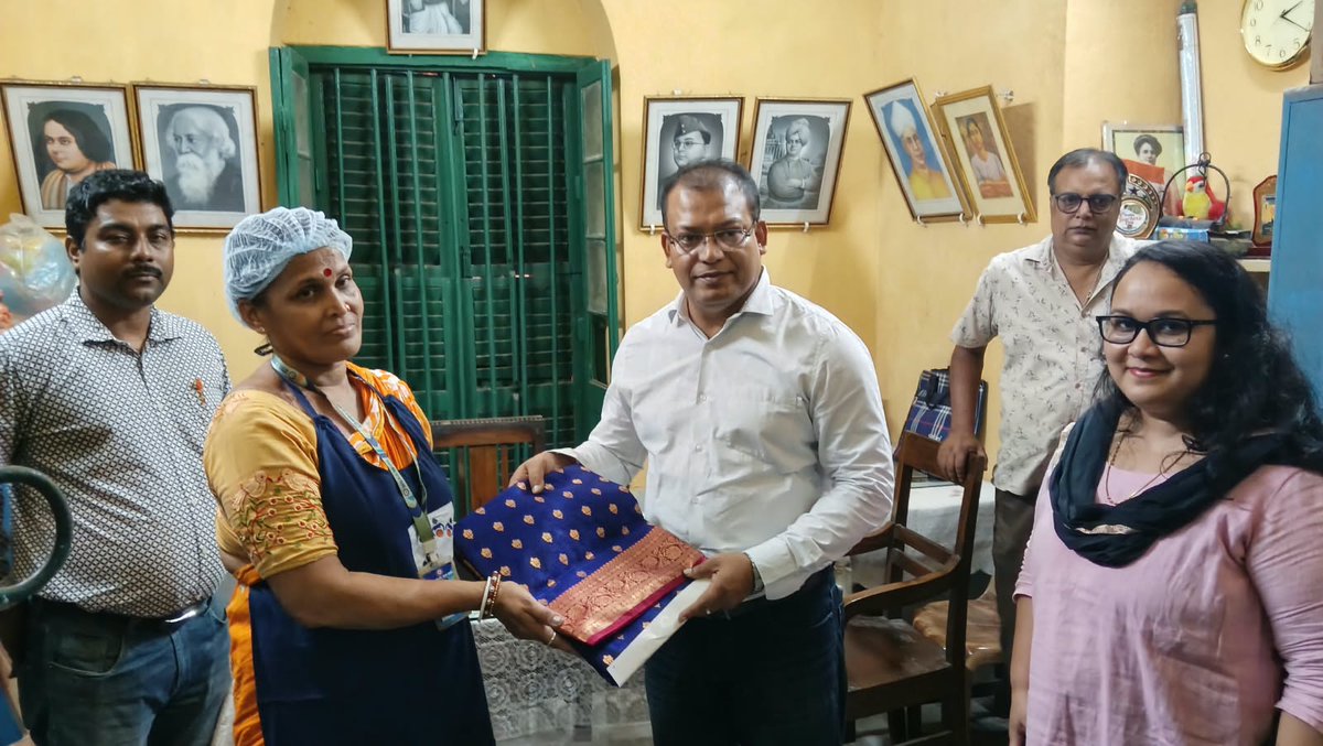 BJP4Bengal's tweet photo. At Byatra Madhusudan Pal Chowdhury High School, Howrah, students came together for a grand midday meal featuring rice, fish and sweets.
The dedicated women who prepare and serve fresh, nutritious meals were also felicitated and presented with sarees as a token of appreciation for their service.

A meaningful gesture celebrating student welfare, dignity and the invaluable contribution of our frontline workers.