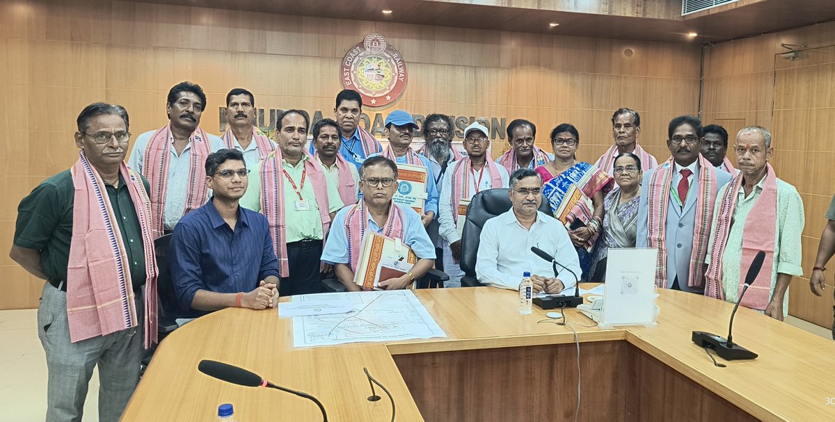DRMKhurdaRoad's tweet photo. Khurda Road Division bid farewell to 18 retiring employees. Shri Rajdhari Yadav, ADRM/Infra, appreciated their dedicated service and wished them a happy retired life
@RailMinIndia @EastCoastRail @DRMSambalpur @DRMRGDA
 #KhurdaRoadDivision https://t.co/DX19ql7saB
