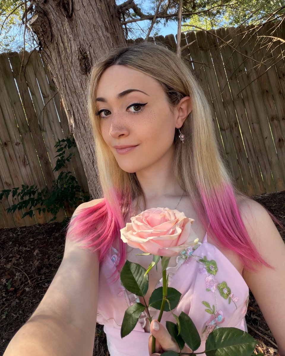 TransAnnieu4sl's tweet photo. New hair now with more pink https://t.co/urtGh3rfCj