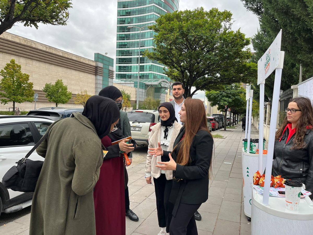 uniakankara's tweet photo. 📍 Yıldırım Beyazıt Üniversitesi

ÜNİAK Ankara olarak, Başkanımız Edanaz Dızbay’ın öncülüğünde “Kampüse Hoş Geldin” standımızla yeni döneme merhaba dedik. 🚀

Gençlerle buluşuyor, ÜNİAK’ı tanıtıyor ve yeni dönemin heyecanını hep birlikte yaşıyoruz. 🚀💙 https://t.co/mSd3JWDRqu