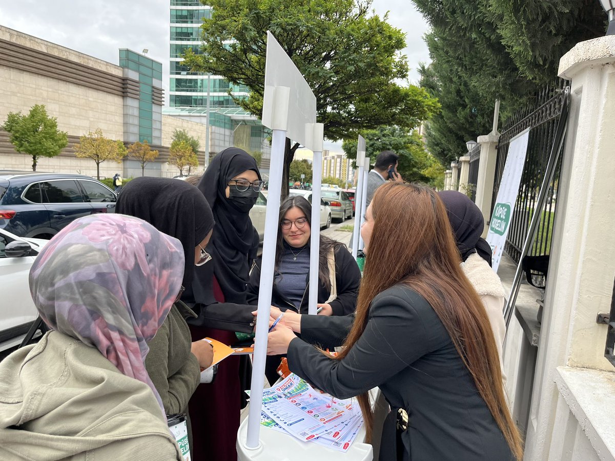 uniakankara's tweet photo. 📍 Yıldırım Beyazıt Üniversitesi

ÜNİAK Ankara olarak, Başkanımız Edanaz Dızbay’ın öncülüğünde “Kampüse Hoş Geldin” standımızla yeni döneme merhaba dedik. 🚀

Gençlerle buluşuyor, ÜNİAK’ı tanıtıyor ve yeni dönemin heyecanını hep birlikte yaşıyoruz. 🚀💙 https://t.co/mSd3JWDRqu