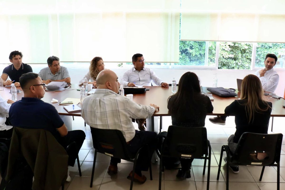 RodrigoAbdalaD's tweet photo. Me reuní con las directoras y los directores regionales de #Bienestar en Puebla con el objetivo de revisar avances de los Programas y reforzar las estrategias para que sigamos haciendo realidad la justicia social en todos los municipios de nuestro estado. 🤝

@BienestarMx_Pue https://t.co/TznwYiX1dS