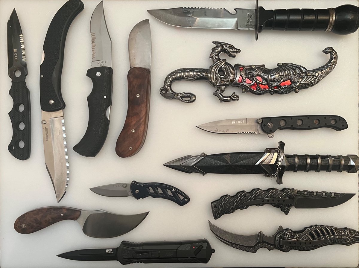 AbandonedBucky's tweet photo. knives. https://t.co/7XLPexRsEB