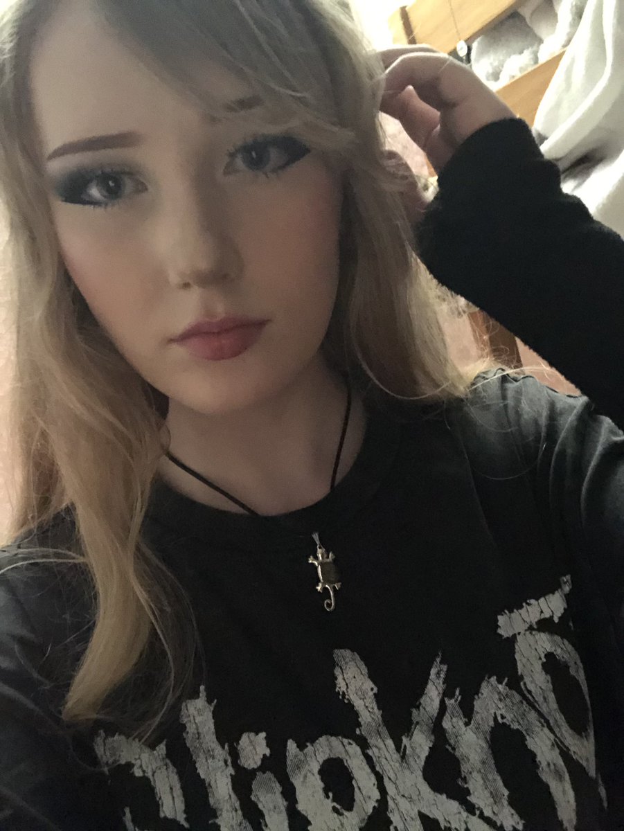 halliyah16's tweet photo. how old do i look? i either have people say i look in my 20’s but i dont know if thats because of my body aswell but then i have other people thinking im 14 so im very curious to what people say (btw 2 different makeup styles lol thats why i look kinda different) https://t.co/ZiyGN3HbBH