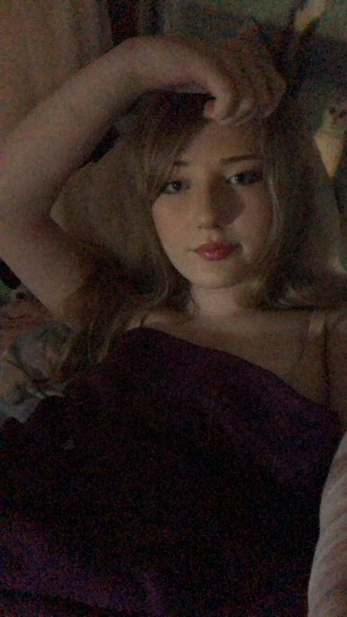 halliyah16's tweet photo. how old do i look? i either have people say i look in my 20’s but i dont know if thats because of my body aswell but then i have other people thinking im 14 so im very curious to what people say (btw 2 different makeup styles lol thats why i look kinda different) https://t.co/ZiyGN3HbBH