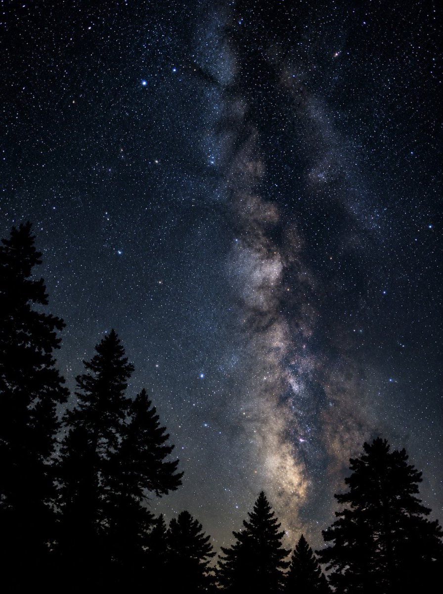 earthcurated's tweet photo. The Milky Way contains hundreds of billions of stars, yet from Earth we only see it as a faint band of light across the night sky ✨ https://t.co/F4btAA6atm