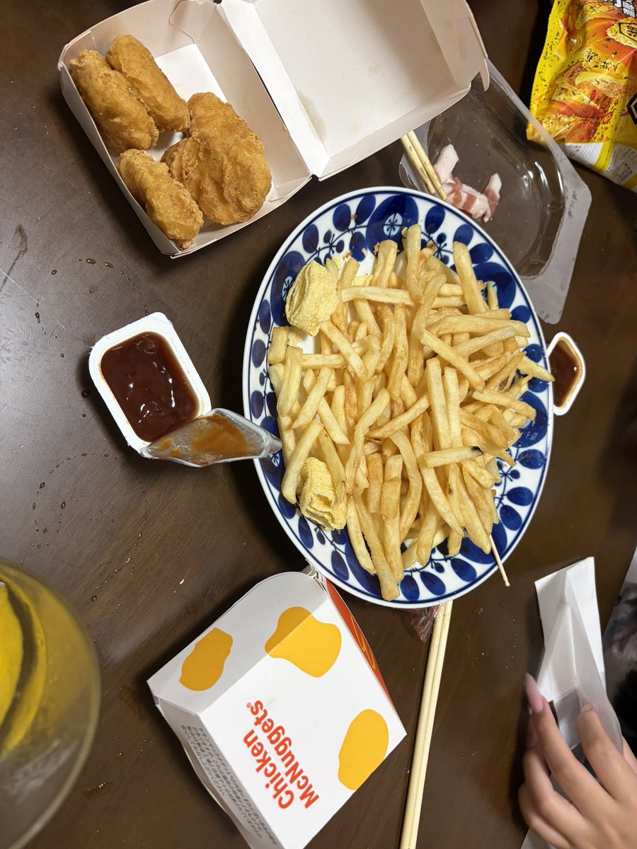 nyam___pp's tweet photo. 夜は友達の家で飲んだけど、永遠食べてたのに当たり前に外だし⚔️の子達だから吐けなくてほぼ吸収されてガチ終わった死にたい。 https://t.co/eO7RqR2vJF