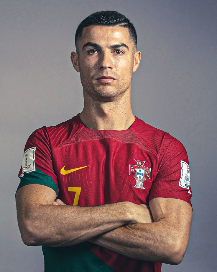 futtmais's tweet photo. ⚠️ Cristiano Ronaldo deixou de treinar com a seleção de Portugal pela terceira vez consecutiva. 

O astro chegou a comparecer, mas abandonou o estádio Parken, em Copenhague.

CR7 esteve no local do treinamento com o restante da equipe, mas se retirou em um carro da federação portuguesa logo após a coletiva de Jorge Jesus.

🗞️@abolapt