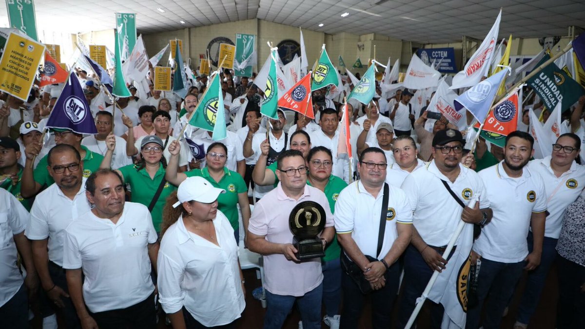 ArdonCandy's tweet photo. En medio del debate sobre la Modernización del Tiempo de Trabajo, hay algo que tenemos claro: la trayectoria de @RolandoCastroSv habla por sí misma.

Décadas de lucha sindical y de trabajo por mejores condiciones laborales respaldan su compromiso.

No dudamos que, desde el Ministerio de Trabajo, seguirá buscando lo mejor para la clase trabajadora.

Defendiendo los derechos y procurando mejores condiciones para todos.

Los derechos conquistados se defienden, y la modernización se está construyendo pensando también en quienes viven de su trabajo.