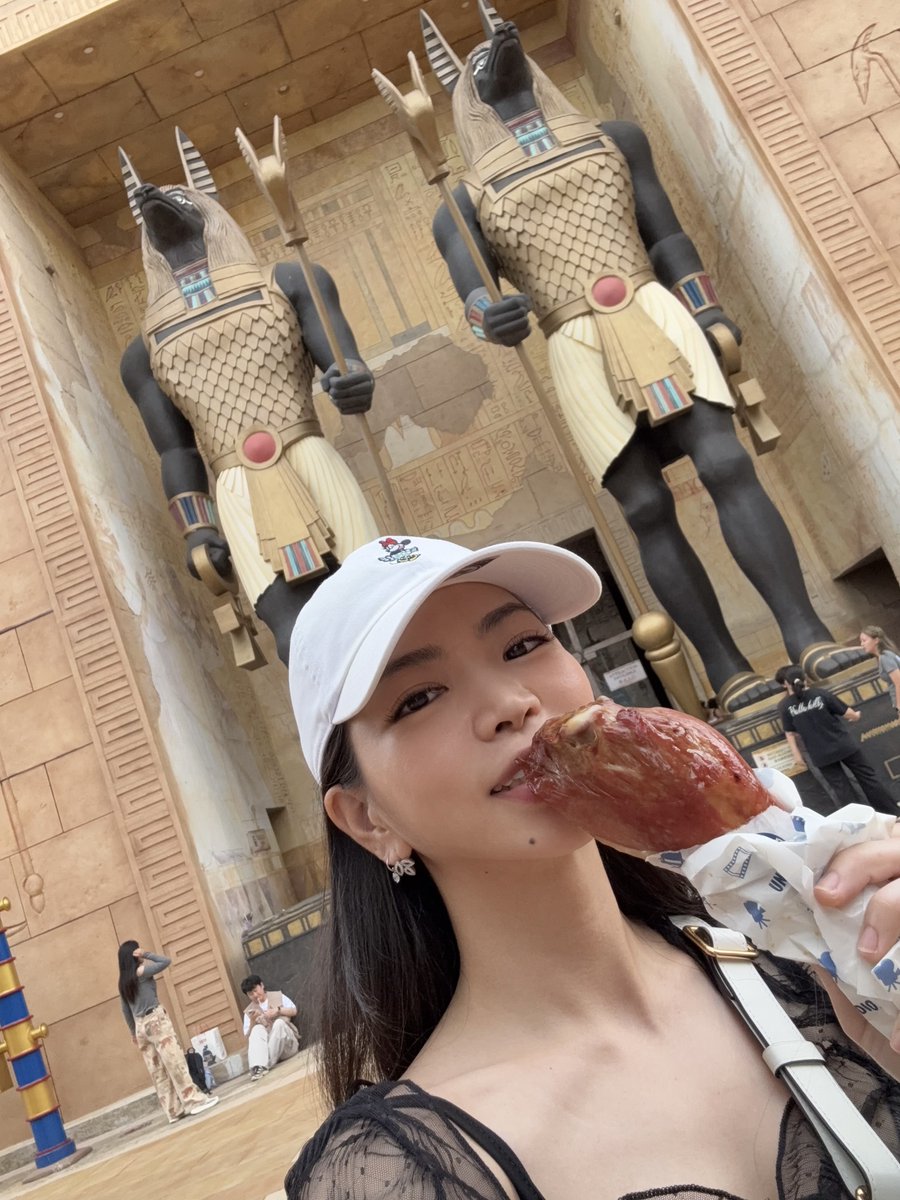 miyako_0405's tweet photo. 朝にシンガポール着、、、からのユニバ🇸🇬！！！
めちゃ人少なくてたくさんアトラクション乗れて大満足！！たのし〜！！！！！！ https://t.co/5wxxQrRilC