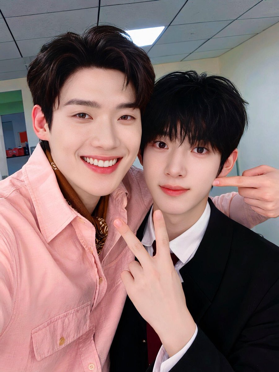 wanmua69's tweet photo. 这两张伟大的脸怎么能如此般配🥰🥰🥰
#YOONSIK_SIWOO_PFWSS27 https://t.co/ll1GUD8bjA