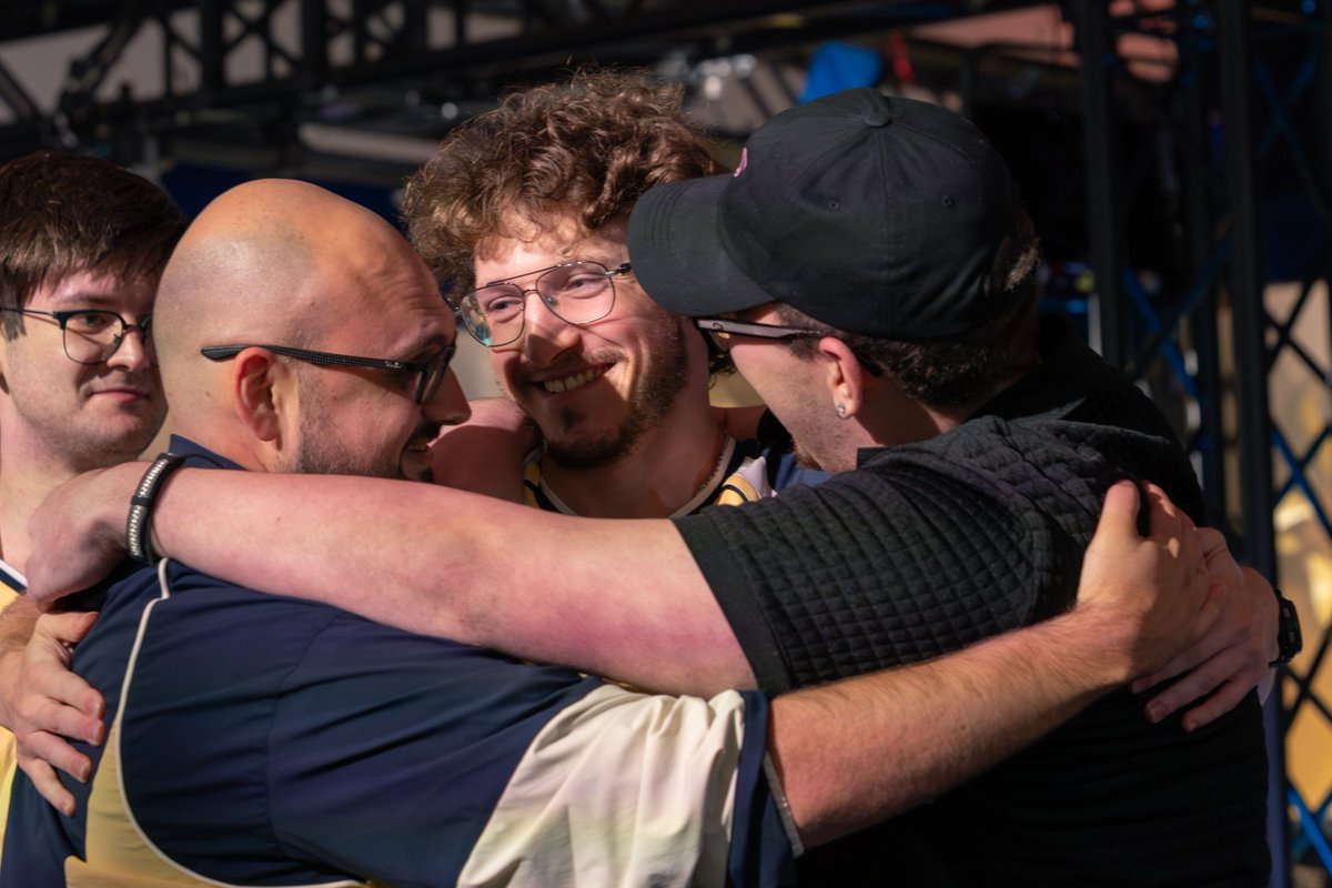 barczeek's tweet photo. Find yourself someone who looks at you the way @Prismaticismism looks at @AlanzqTFT. https://t.co/HyfJA7VAe0