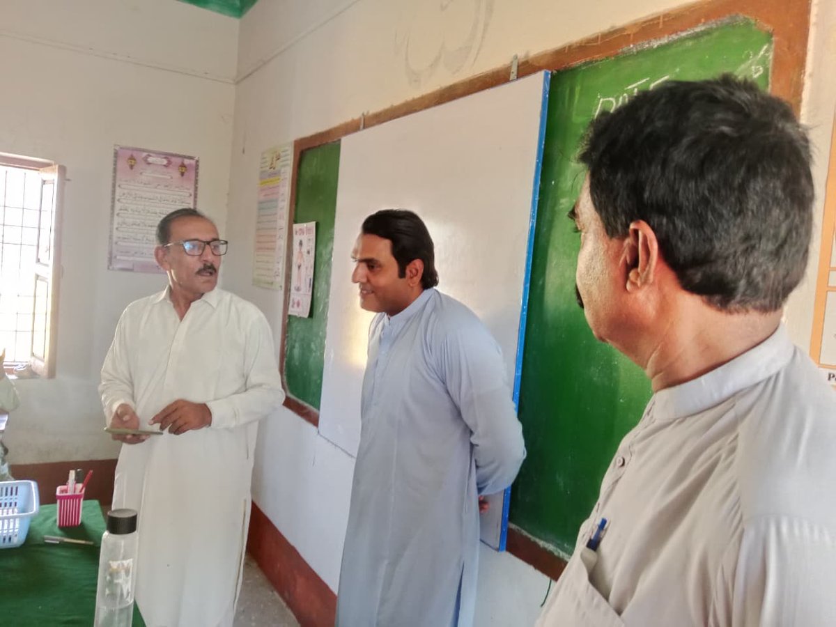 RightToPlayPak's tweet photo. Government Education Officials &amp; Right To Play visited government partner schools in District Badin.

Mr. Altaf Ali Memon, District Education Officer - Primary &amp; Mr. Ali Muhammad Rind, Taluka Education Officer - Secondary observed play-based lessons and spoke with teachers
🧵1/1 https://t.co/0ec4pMCDgy