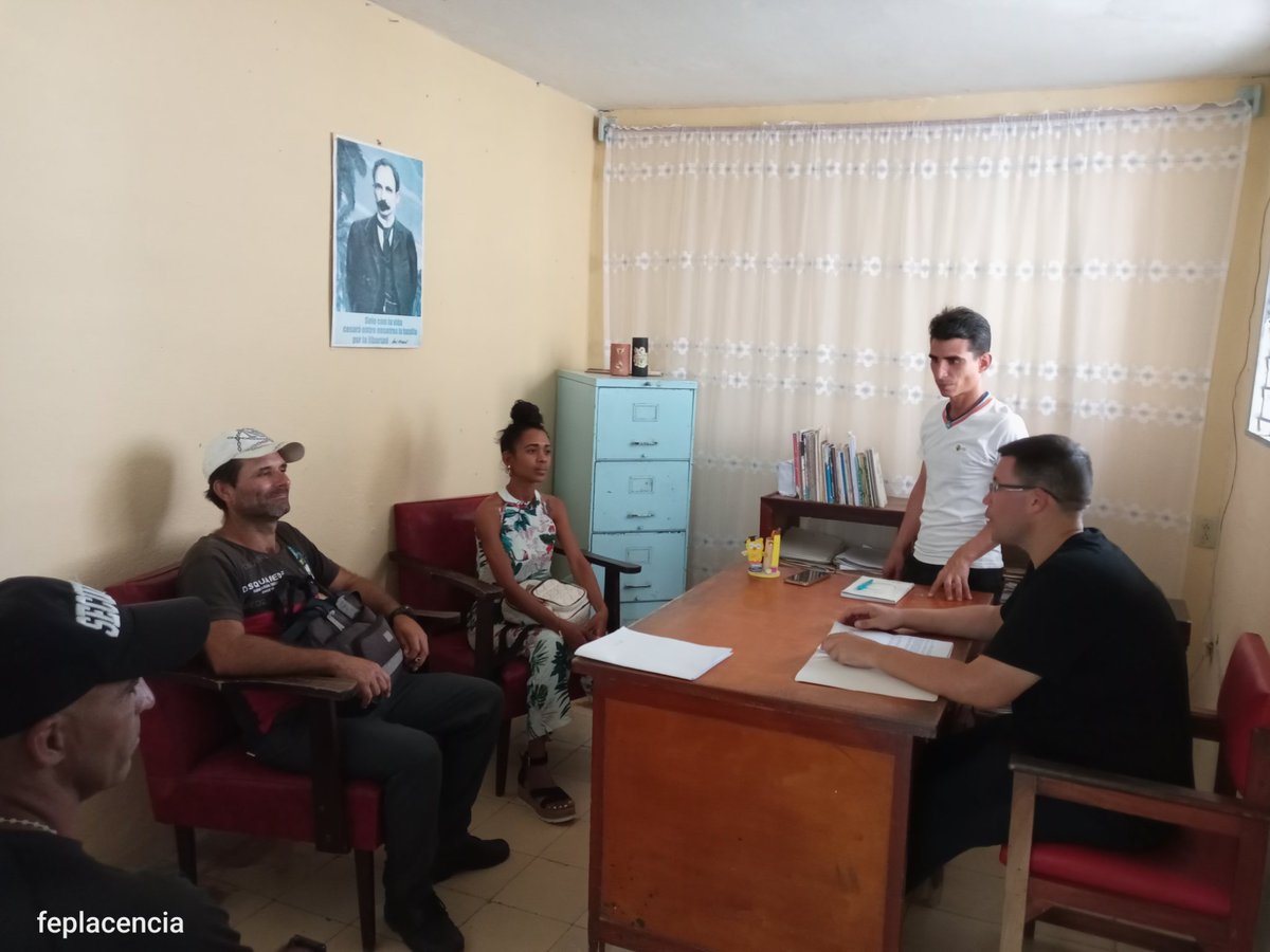 perez_placencia's tweet photo. Con reservas para cuadros políticos del Partido y de las organizaciones políticas y de masas que cursan entrenamiento en la escuela municipal del PCC de #PuertoPadre  intercambiamos sobre el fortalecimiento de la comunicación social. #PuertoPadrePorElTriunfo https://t.co/T6RfCiM68L