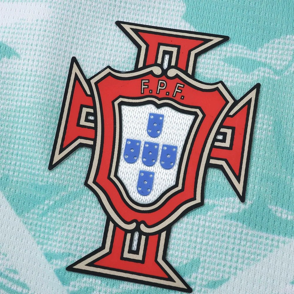 futtmais's tweet photo. ⚠️ Cristiano Ronaldo deixou de treinar com a seleção de Portugal pela terceira vez consecutiva. 

O astro chegou a comparecer, mas abandonou o estádio Parken, em Copenhague.

CR7 esteve no local do treinamento com o restante da equipe, mas se retirou em um carro da federação portuguesa logo após a coletiva de Jorge Jesus.

🗞️@abolapt