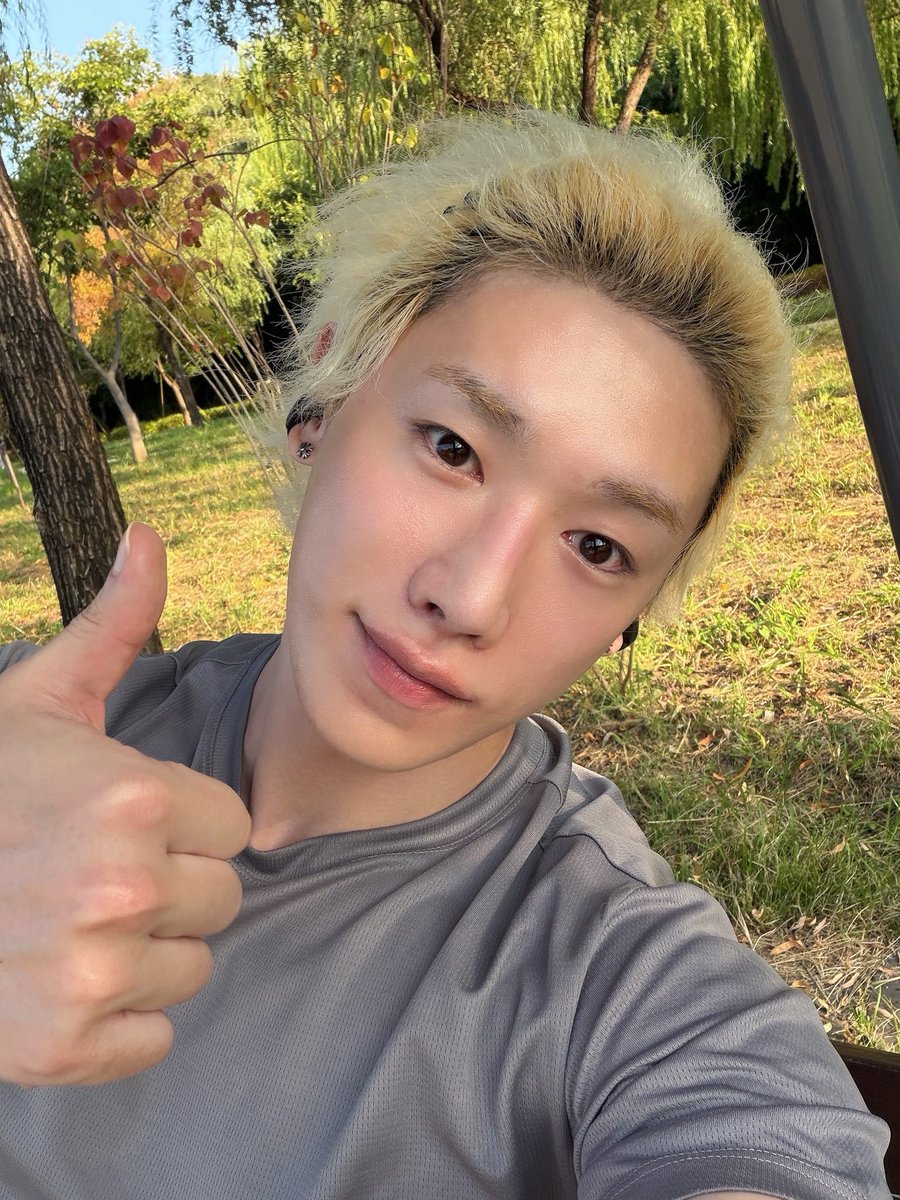 LoriWenee's tweet photo. I see the 🍂🍁 changing colors. Autumn is my favorite season.

#원호 #WONHO #ウォノ 
#AlwaysWithWonho
#위니는_늘_원호곁에
@official__wonho
@official_WH_jp https://t.co/ZRXUm4CWY7
