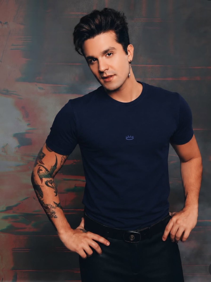 tejuroluan's tweet photo. morri de luan santana modelo da camiseta nova https://t.co/r3doMreilD