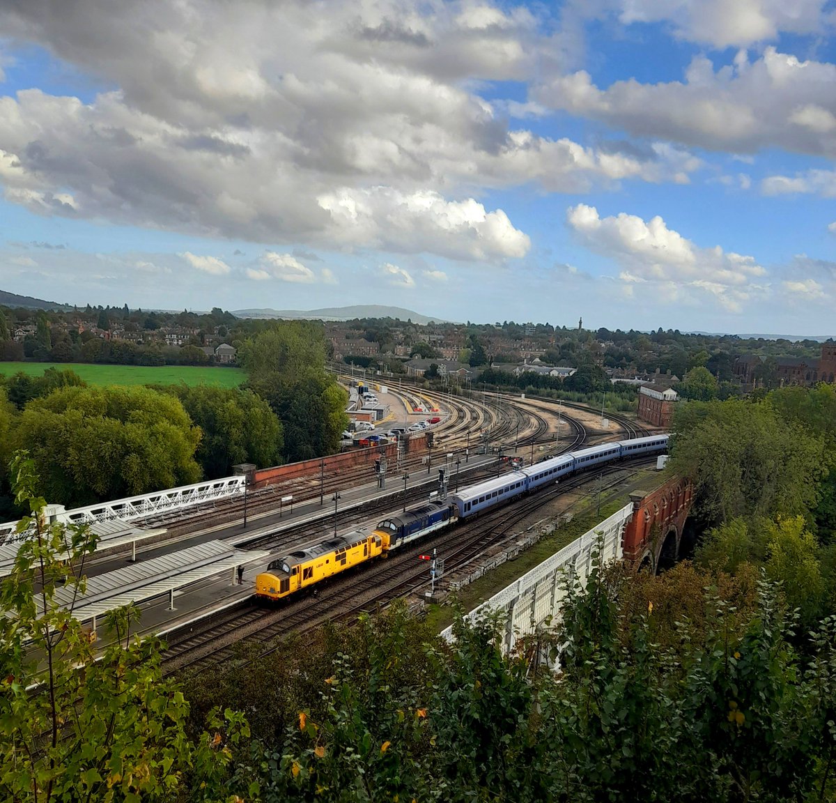 wallygridboy's tweet photo. #classictraction 97304+37425 arrive at Shrewsbury on 1Z73 1444 Machynlleth-Oxford 'Britannia Explorer'. https://t.co/YvzL8Zmkm5