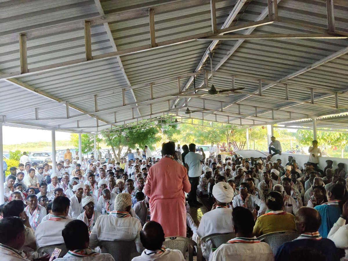 jagdishthakormp's tweet photo. थरा नगरपालिका चुनाव को लेकर थरा में महत्वपूर्ण कार्यकारिणी बैठक आयोजित की गई।

जिसमें उत्तर ज़ोन की प्रभारी श्रीमती सुभाषिनी यादव जी  सहित गुजरात प्रदेश के वरिष्ठ नेता, जिला एवं तालुका स्तर के पदाधिकारी तथा कांकरेंज और ओगड तालुका से कांग्रेस के बड़ी संख्या में कार्यकर्ता उपस्थित रहे।

बैठक में थरा नगरपालिका चुनाव की तैयारियों, संगठन को और अधिक मजबूत बनाने तथा चुनाव में कांग्रेस उम्मीदवारों के लिए व्यापक एवं प्रभावी रूप से कार्य करने को लेकर विस्तृत चर्चा की गई।

થરા નગરપાલિકા ચૂંટણી ને અનુલક્ષીને થરા ખાતે મહત્વપૂર્વ કારોબારી બેઠક યોજાઈ.. 

જેમાં ઉત્તર ઝોનના પ્રભારીશ્રી સુભાષિની યાદવ સહિત ગુજરાત પ્રદેશના આગેવાનો, જિલ્લા તથા તાલુકા સ્તરના નેતાઓ તેમજ કાંકરેજ અને ઓગડ તાલુકામાંથી કોંગ્રેસના કાર્યકરો મોટી સંખ્યામાં ઉપસ્થિત રહ્યા હતા.

આ બેઠકમાં થરા નગરપાલિકા ચૂંટણીની તૈયારીઓ, સંગઠનને વધુ મજબૂત બનાવવા અને ચૂંટણીમાં કોંગ્રેસના ઉમેદવારો માટે સઘન કામગીરી કરવા અંગે ચર્ચા કરવામાં આવી.
✋🇮🇳
#TharaNagarpalikaElection #Congress #GujaratCongress  #JagdishThakor #SubhashiniYadav #Thara #Kankrej #Ogad #CongressWorkers #CongressMeeting #ગુજરાતકોંગ્રેસ #થરાનગરપાલિકા #કાંકરેજ #ઓગડ