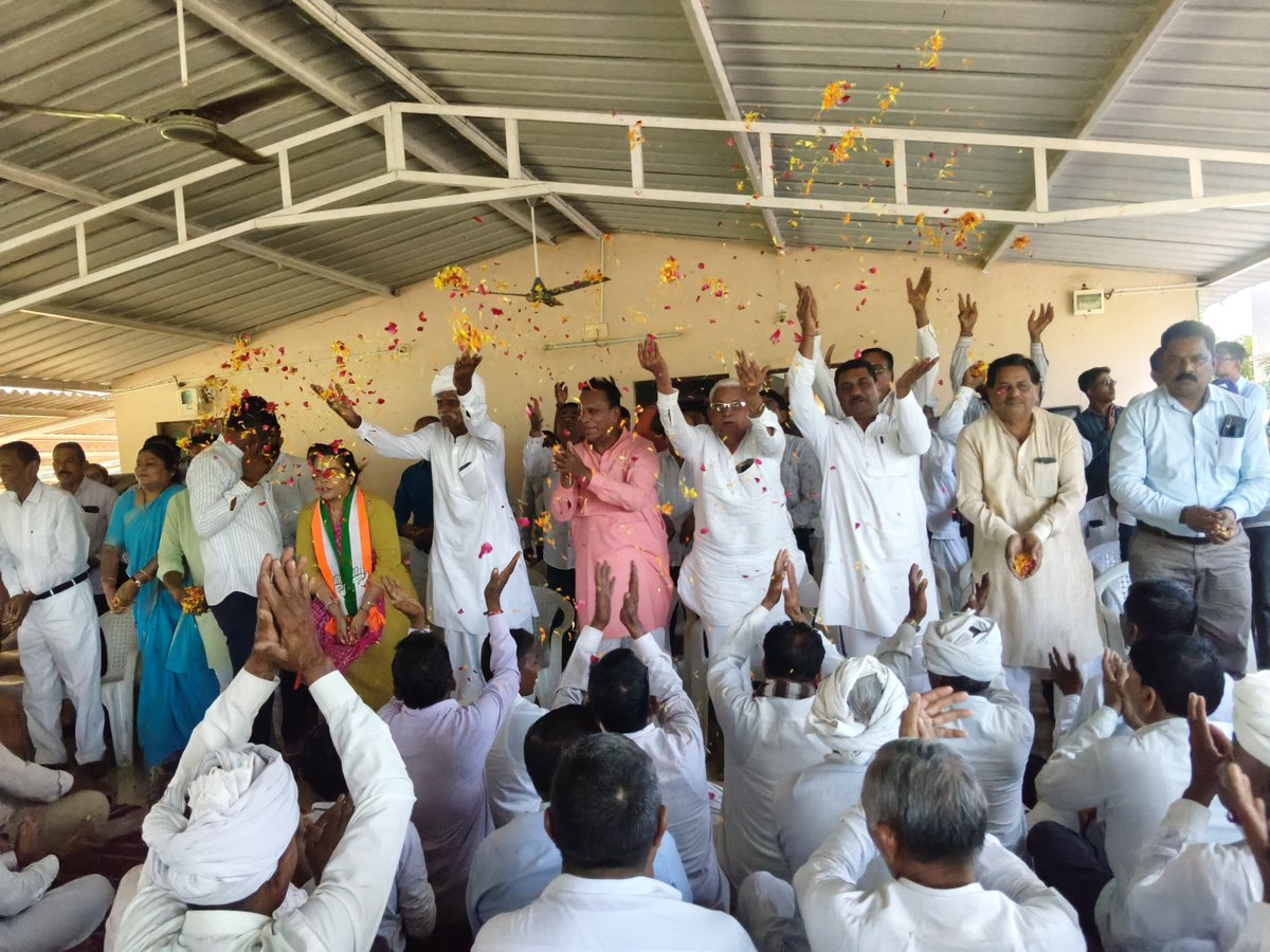 jagdishthakormp's tweet photo. थरा नगरपालिका चुनाव को लेकर थरा में महत्वपूर्ण कार्यकारिणी बैठक आयोजित की गई।

जिसमें उत्तर ज़ोन की प्रभारी श्रीमती सुभाषिनी यादव जी  सहित गुजरात प्रदेश के वरिष्ठ नेता, जिला एवं तालुका स्तर के पदाधिकारी तथा कांकरेंज और ओगड तालुका से कांग्रेस के बड़ी संख्या में कार्यकर्ता उपस्थित रहे।

बैठक में थरा नगरपालिका चुनाव की तैयारियों, संगठन को और अधिक मजबूत बनाने तथा चुनाव में कांग्रेस उम्मीदवारों के लिए व्यापक एवं प्रभावी रूप से कार्य करने को लेकर विस्तृत चर्चा की गई।

થરા નગરપાલિકા ચૂંટણી ને અનુલક્ષીને થરા ખાતે મહત્વપૂર્વ કારોબારી બેઠક યોજાઈ.. 

જેમાં ઉત્તર ઝોનના પ્રભારીશ્રી સુભાષિની યાદવ સહિત ગુજરાત પ્રદેશના આગેવાનો, જિલ્લા તથા તાલુકા સ્તરના નેતાઓ તેમજ કાંકરેજ અને ઓગડ તાલુકામાંથી કોંગ્રેસના કાર્યકરો મોટી સંખ્યામાં ઉપસ્થિત રહ્યા હતા.

આ બેઠકમાં થરા નગરપાલિકા ચૂંટણીની તૈયારીઓ, સંગઠનને વધુ મજબૂત બનાવવા અને ચૂંટણીમાં કોંગ્રેસના ઉમેદવારો માટે સઘન કામગીરી કરવા અંગે ચર્ચા કરવામાં આવી.
✋🇮🇳
#TharaNagarpalikaElection #Congress #GujaratCongress  #JagdishThakor #SubhashiniYadav #Thara #Kankrej #Ogad #CongressWorkers #CongressMeeting #ગુજરાતકોંગ્રેસ #થરાનગરપાલિકા #કાંકરેજ #ઓગડ
