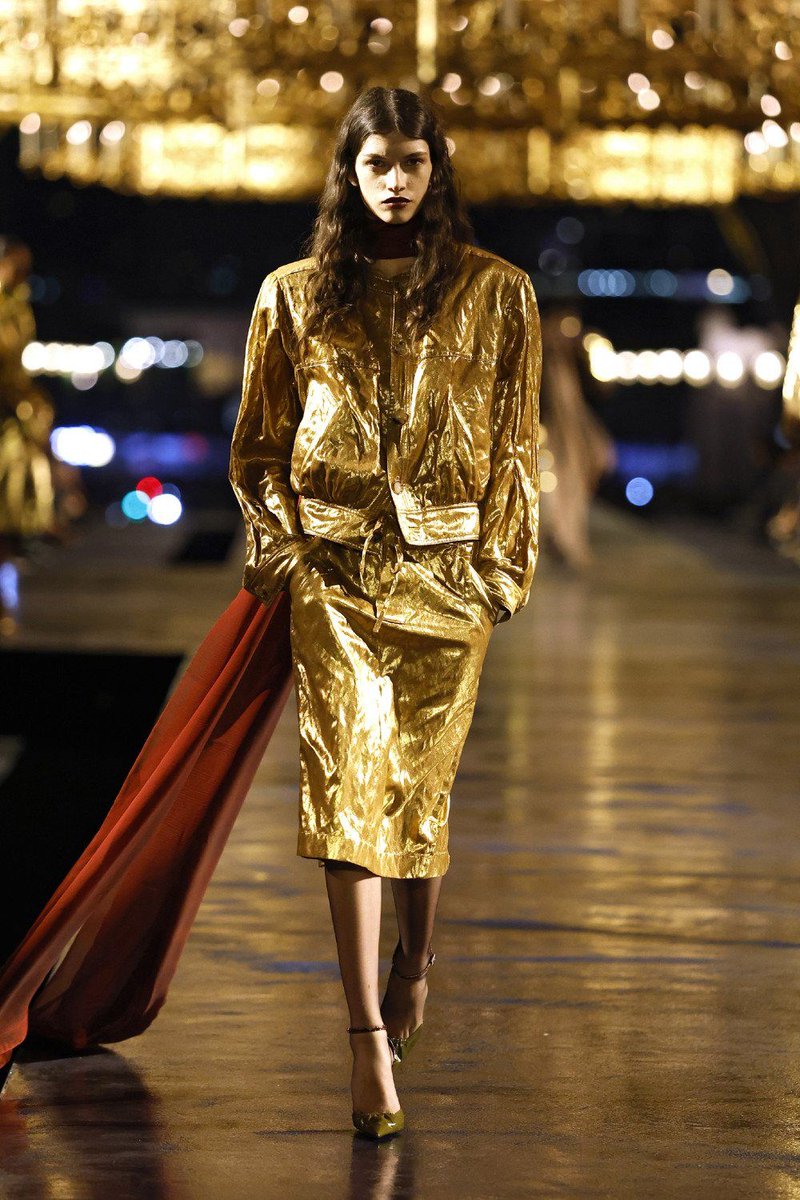 Neo2_Magazine's tweet photo. La nueva colección de Anthony Vaccarello para Saint Laurent anuncia una nueva; pero no sabemos a ciencia si es un nuevo look o el fin de su puesto en la maison. https://t.co/3oPZcxQOVg https://t.co/6UDc2WJKzW
