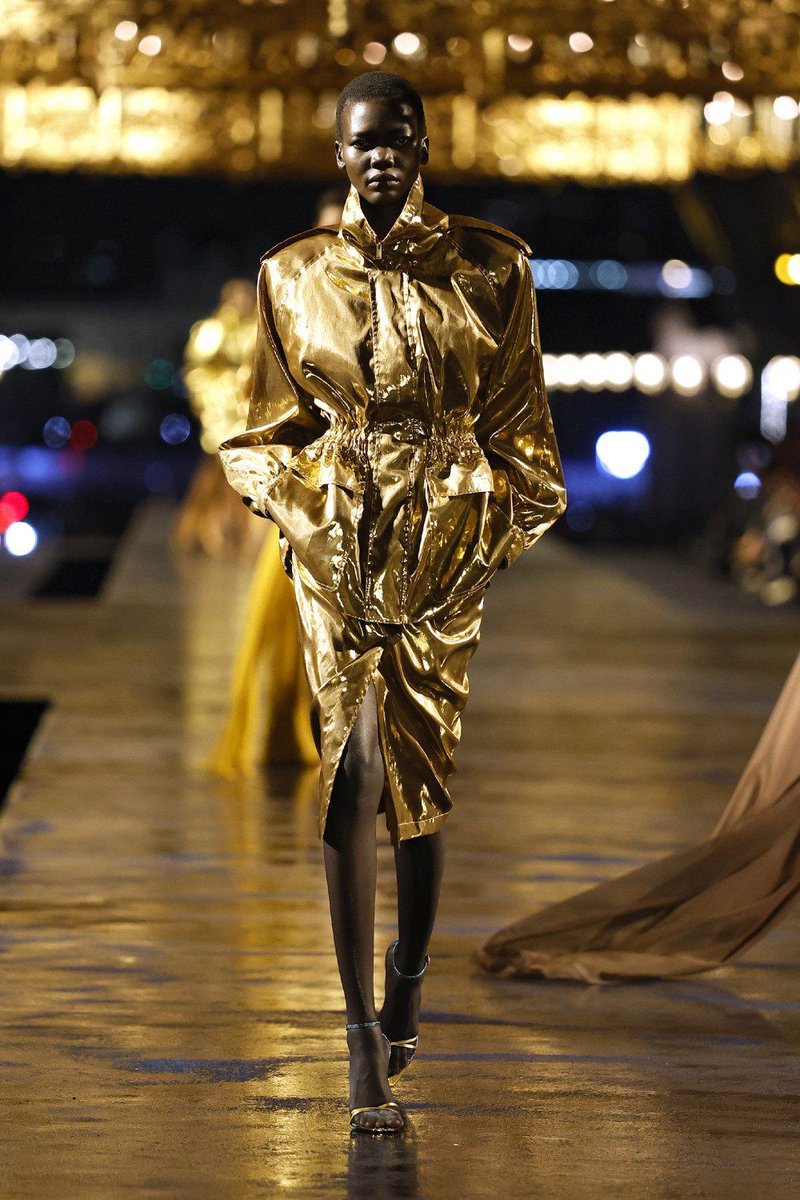 Neo2_Magazine's tweet photo. La nueva colección de Anthony Vaccarello para Saint Laurent anuncia una nueva; pero no sabemos a ciencia si es un nuevo look o el fin de su puesto en la maison. https://t.co/3oPZcxQOVg https://t.co/6UDc2WJKzW