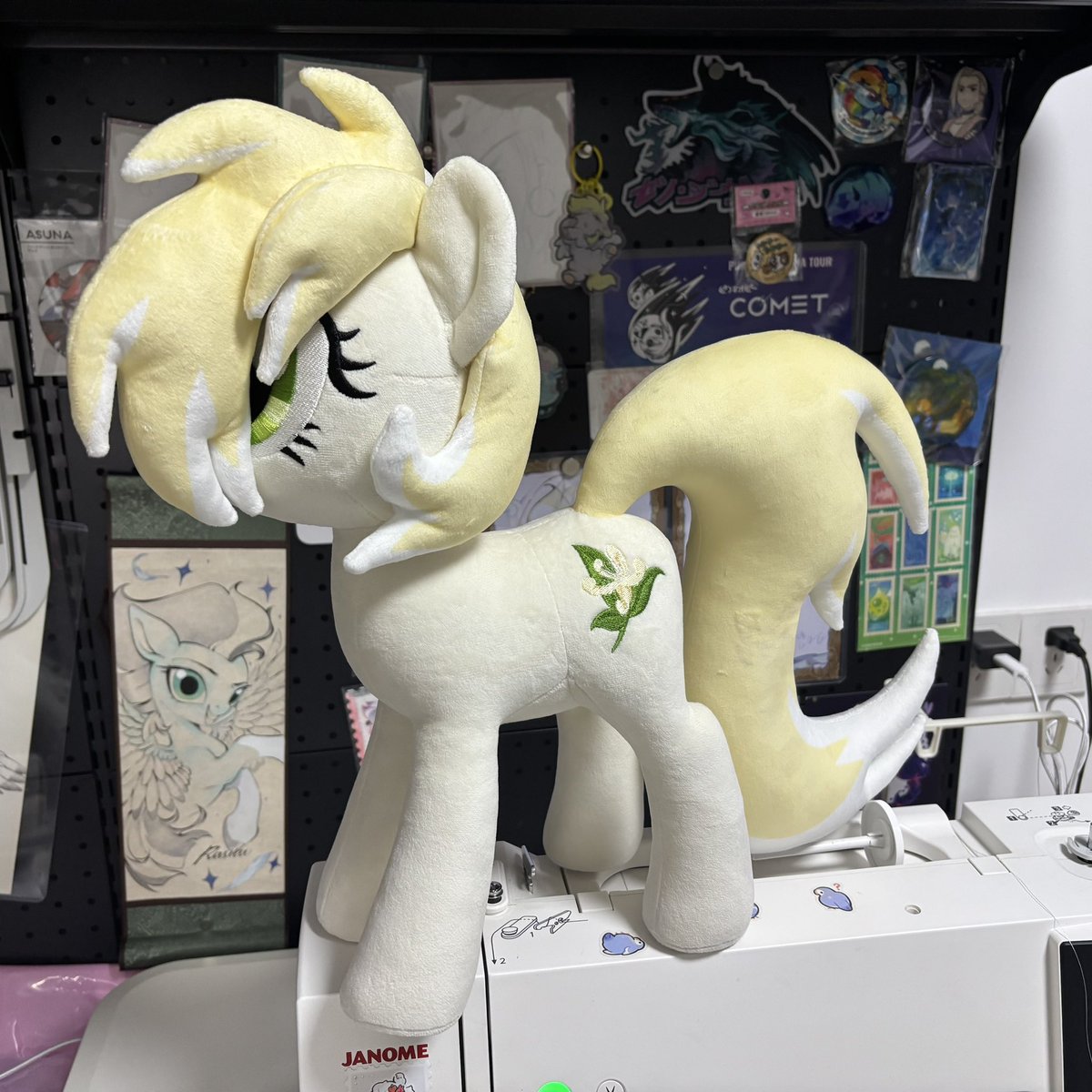 Restia132's tweet photo. 🍃oc commission

She is a honeysuckle pony, and her cutie mark is also this plant. https://t.co/SX6qYqzxQc