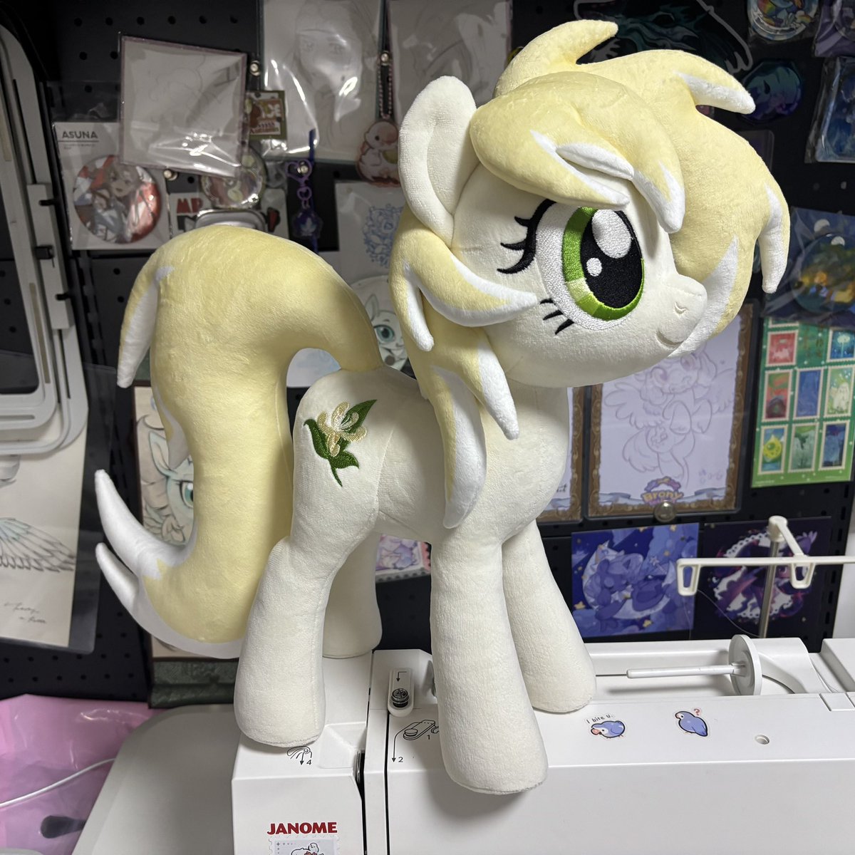 Restia132's tweet photo. 🍃oc commission

She is a honeysuckle pony, and her cutie mark is also this plant. https://t.co/SX6qYqzxQc