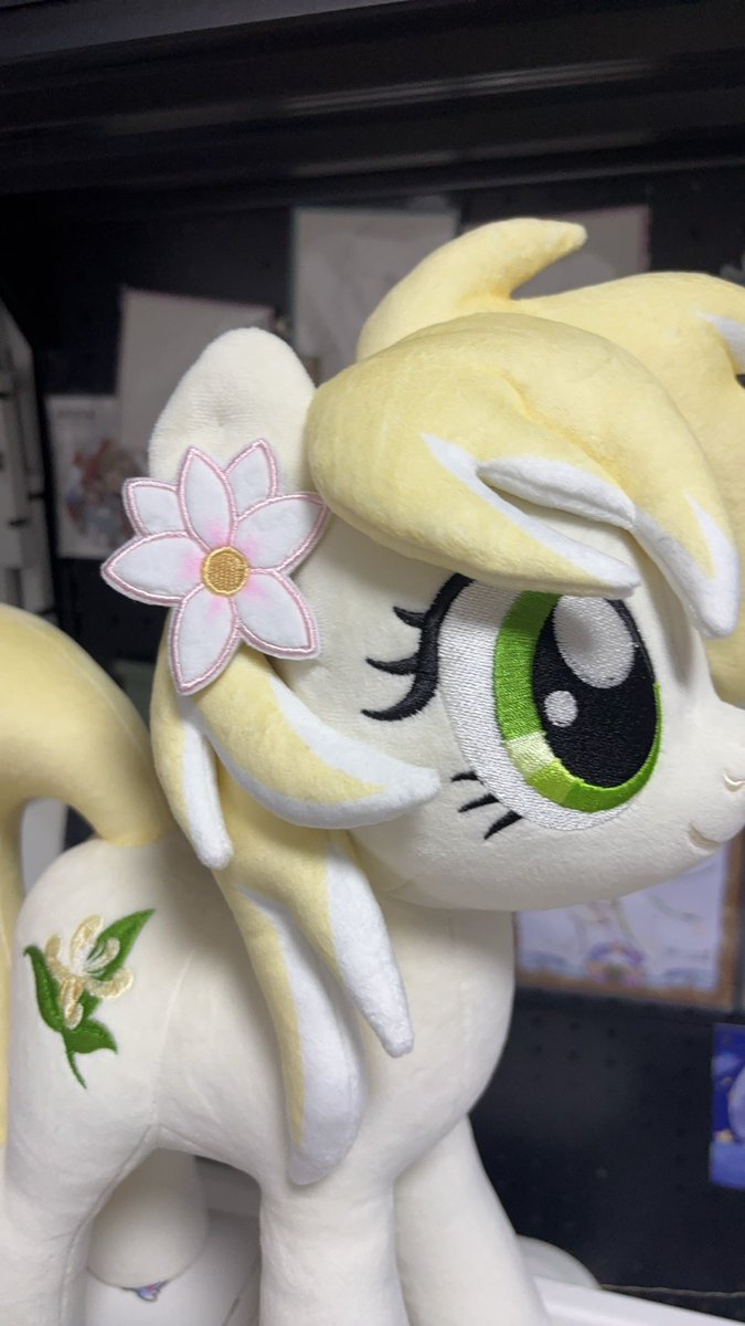 Restia132's tweet photo. 🍃oc commission

She is a honeysuckle pony, and her cutie mark is also this plant. https://t.co/SX6qYqzxQc
