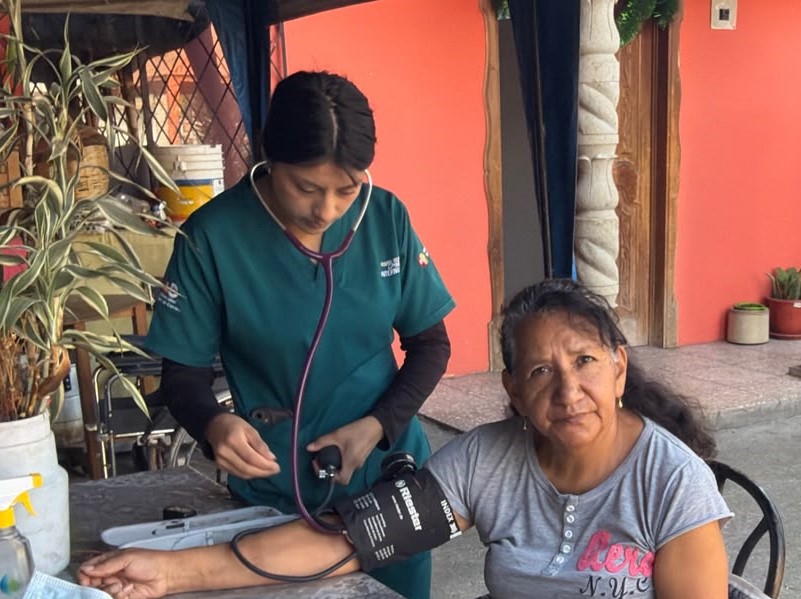 saludazuay_'s tweet photo. #Cuenca | En la parroquia San Joaquín, el personal de salud continúa recorriendo las comunidades para acercar servicios de salud a los hogares de manera oportuna y gratuita. https://t.co/9LoPb6mf25