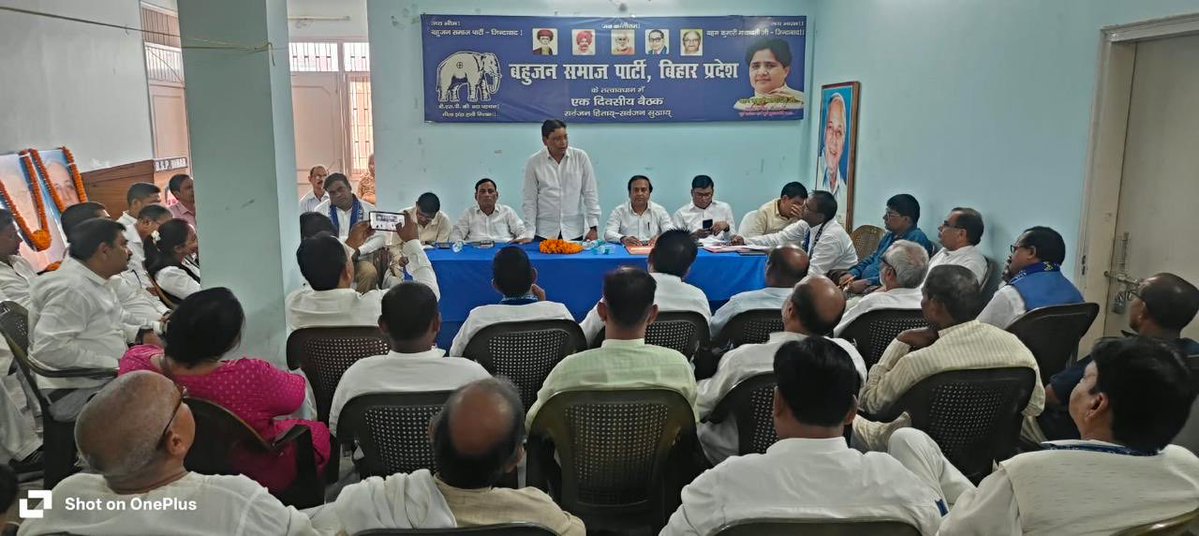ramjigautambsp's tweet photo. कल झारखण्ड प्रदेश की बैठक के बाद आज पटना में पार्टी के वरिष्ठ पदाधिकारियों के साथ बैठक कर शाम पटना से दिल्ली रवाना. रामगढ़ विधायक सतीश यादव के साथ स्टेशन पर आत्मीय मुलाकात. https://t.co/awPi9pZN8J