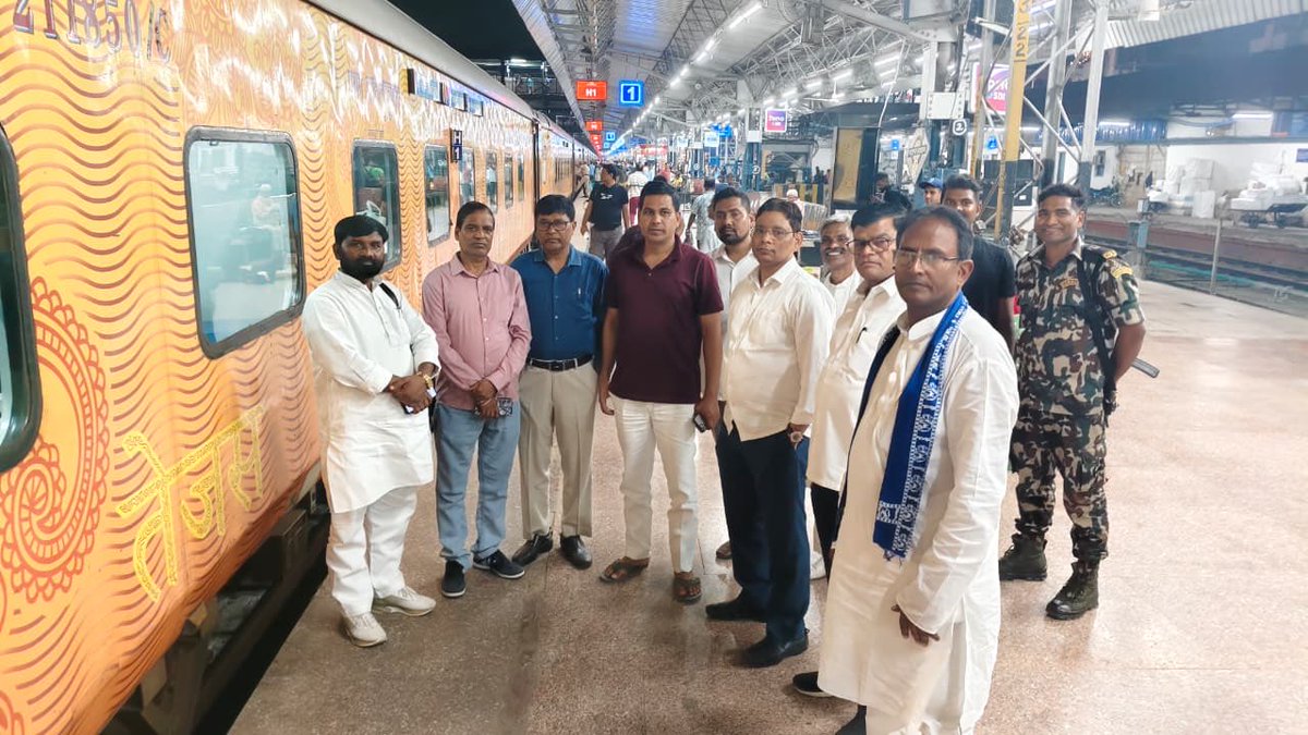 ramjigautambsp's tweet photo. कल झारखण्ड प्रदेश की बैठक के बाद आज पटना में पार्टी के वरिष्ठ पदाधिकारियों के साथ बैठक कर शाम पटना से दिल्ली रवाना. रामगढ़ विधायक सतीश यादव के साथ स्टेशन पर आत्मीय मुलाकात. https://t.co/awPi9pZN8J